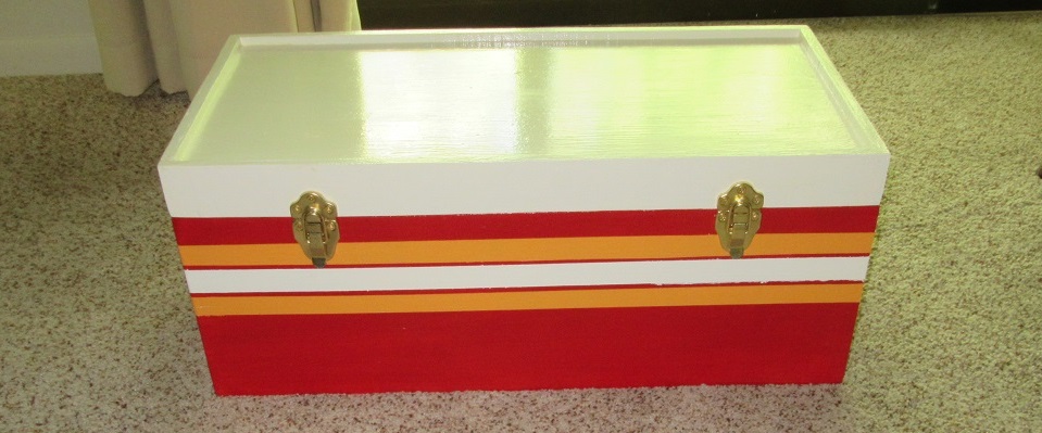 Toy chest in Ambulance colors